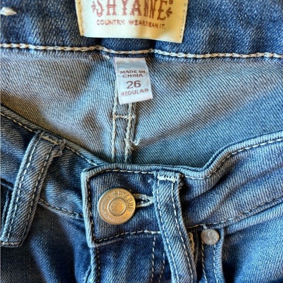 ripped bell bottom jeans - Picture 3 of 3